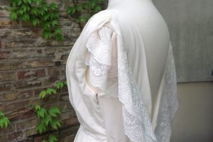 Hochzeitskleid für Brigitta – Ärmel mit Flügeln aus doppelter Spitze